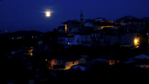 24. "Dolce e chiara  la notte e senza vento, e queta sovra i tetti  e in mezzo agli orti posa la luna..."