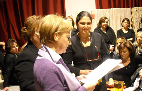 8 marzo 2009: la prof.sa Laura Amicone legge la motivazione del Premio "Ecco quello che so fare!", sezione "Poesie e Racconti", alle "Storielle Andicurane" di Antonietta De Angelis. (Fotografia di Carmine Toppi).