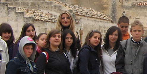 La professoressa Cristina Pratesi con alcune delle Alunne e degli Alunni che hanno partecipato al viaggio di istruzione in Puglia e ai Sassi di Matera del 22, 23 e 24 aprile 2009.