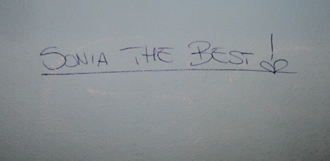 Graffito ritrovato su una parete della Scuola Media di Anticoli Corrado.