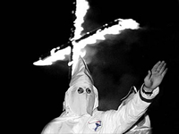Per la serie "I portatori di cappuccetti bianchi salutano i portatori di moccichini verdi": il Ku Klux Klan.