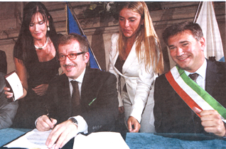 Adriano Paroli (a destra) con Roberto Maroni e due sfortunate signore che non possono esimersi dal servirli.