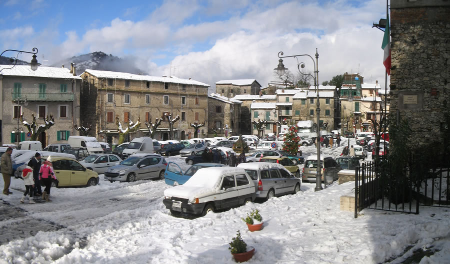 56. Piazza delle Ville, ad Anticoli Corrado, la mattina di sabato 18 dicembre 2010.