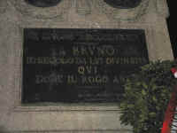 La lapide ai piedi del monumento a Giordano Bruno: "A Bruno, il secolo da lui divinato, qui dove il rogo arse". Reca la data del 9 giugno 1889.